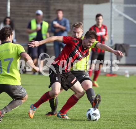 Fussball. Kaerntner Liga. St Jakob Rosental gegen Lind. Harald Ottowitz (St Jakob), Peter Pleschberger, Alexander Preissl (Lind). St. Jakob am 20.10.2018.
Foto: Kuess

---
pressefotos, pressefotografie, kuess, qs, qspictures, sport, bild, bilder, bilddatenbank