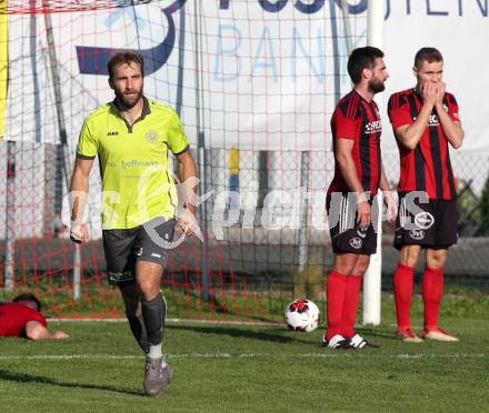 Fussball. Kaerntner Liga. St Jakob Rosental gegen Lind. Dragan Ovcina, Adis Osmanagic (St Jakob), Torjubel Mario Zagler (Lind). St. Jakob am 20.10.2018.
Foto: Kuess

---
pressefotos, pressefotografie, kuess, qs, qspictures, sport, bild, bilder, bilddatenbank