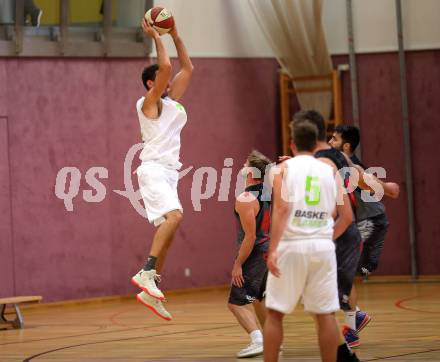 Basketball 2. Bundesliga. Grunddurchgang. 2. Runde. Raiders Villach gegen Basket Flames. Ziga Erculj (Raiders),  Fabricio  Vay (Basket Flames). Klagenfurt, am 21.10.2018.
Foto: Kuess
---
pressefotos, pressefotografie, kuess, qs, qspictures, sport, bild, bilder, bilddatenbank