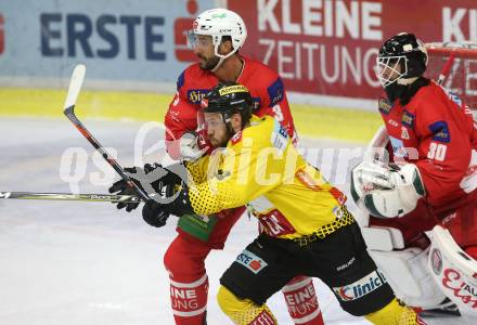 EBEL. Eishockey Bundesliga. KAC gegen spusu Vienna Capitals. David Joseph Fischer, Lars Haugen,  (KAC), Kelsey Tessier (Vienna Capitals). Klagenfurt, am 26.10.2018.
Foto: Kuess

---
pressefotos, pressefotografie, kuess, qs, qspictures, sport, bild, bilder, bilddatenbank