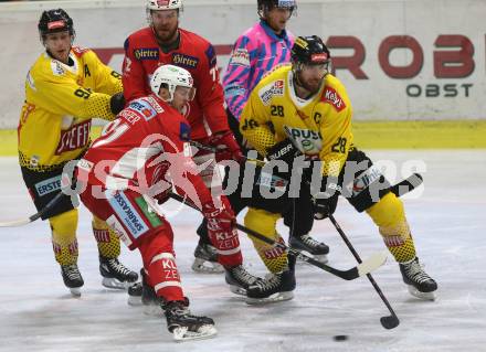 EBEL. Eishockey Bundesliga. KAC gegen spusu Vienna Capitals. Philipp Kreuzer, (KAC), Andreas Noedl (Vienna Capitals). Klagenfurt, am 26.10.2018.
Foto: Kuess

---
pressefotos, pressefotografie, kuess, qs, qspictures, sport, bild, bilder, bilddatenbank