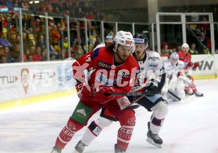 EBEL. Eishockey Bundesliga. KAC gegen HC Orli Znojmo.  Marcel Witting,  (KAC), Adam Sedlak (HC Orli Znojmo). Klagenfurt, am 28.10.2018.
Foto: Kuess

---
pressefotos, pressefotografie, kuess, qs, qspictures, sport, bild, bilder, bilddatenbank