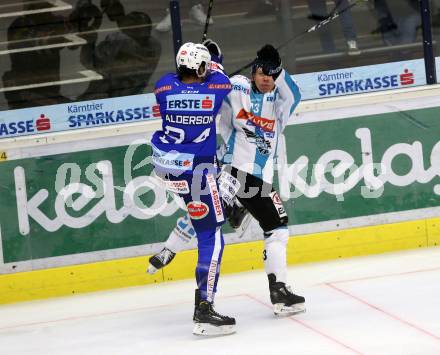 EBEL. Eishockey Bundesliga. EC VSV gegen EHC Liwest Black Wings Linz. Alderson Brandon (VSV), Kragl Gerd (Linz). Villach, am 28.10.2018.
Foto: Kuess 


---
pressefotos, pressefotografie, kuess, qs, qspictures, sport, bild, bilder, bilddatenbank