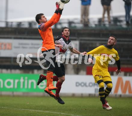 Fussball. Unterliga West. Nussdorf gegen Fuernitz. Dominik Sporer (Nussdorf), Michael Lessiak, Nemanja Andrijevic (Fuernitz). Nussdorf, 27.10.2018.
Foto: Kuess
---
pressefotos, pressefotografie, kuess, qs, qspictures, sport, bild, bilder, bilddatenbank