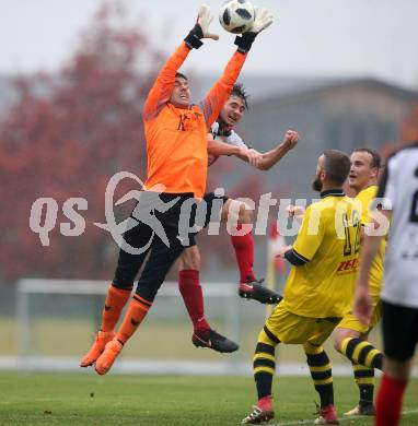 Fussball. Unterliga West. Nussdorf gegen Fuernitz. Dominik Sporer (Nussdorf),  Michael Lessiak (Fuernitz). Nussdorf, 27.10.2018.
Foto: Kuess
---
pressefotos, pressefotografie, kuess, qs, qspictures, sport, bild, bilder, bilddatenbank