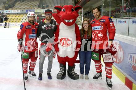 EBEL. Eishockey Bundesliga. KAC gegen Fehervar AV 19.  Thomas Koch, Spieler des Abends Thomas Hundertpfund (KAC). Klagenfurt, am 28.10.2018.
Foto: Kuess

---
pressefotos, pressefotografie, kuess, qs, qspictures, sport, bild, bilder, bilddatenbank