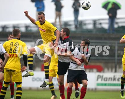 Fussball. Unterliga West. Nussdorf gegen Fuernitz.  Thomas Infeld, Dominik Sporer (Nussdorf), Miroslav Grbic (Fuernitz). Nussdorf, 27.10.2018.
Foto: Kuess
---
pressefotos, pressefotografie, kuess, qs, qspictures, sport, bild, bilder, bilddatenbank