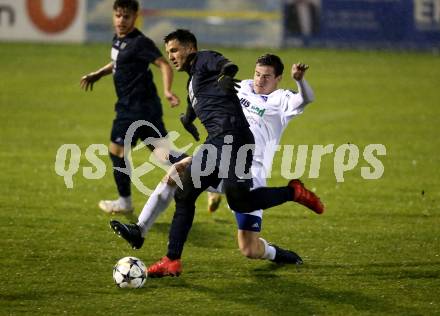 Fussball. Kaerntner Liga. Matrei gegen Treibach. Rene Scheiber (Matrei),  Hanno Ulrich Wachernig (Treibach). Matrei, 27.10.2018.
Foto: Kuess
---
pressefotos, pressefotografie, kuess, qs, qspictures, sport, bild, bilder, bilddatenbank