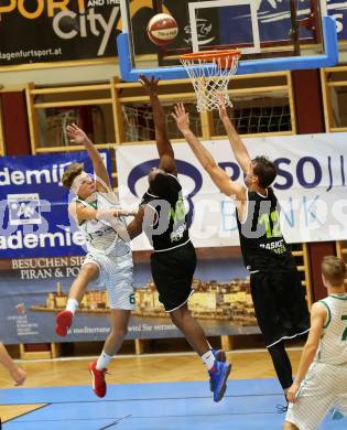 Basketball 2. Bundesliga. Grunddurchgang 4. Runde. KOS Celovec gegen  Basket Flames. Florian Ponholzer (KOS),   Maximilian Misangumukini, Davit Bezhanishvili,  (Basket Flames). Klagenfurt, am 4.11.2018.
Foto: Kuess
---
pressefotos, pressefotografie, kuess, qs, qspictures, sport, bild, bilder, bilddatenbank