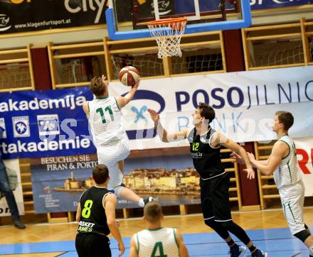 Basketball 2. Bundesliga. Grunddurchgang 4. Runde. KOS Celovec gegen  Basket Flames.  Toman Feinig (KOS),  Davit  Bezhanishvili (Basket Flames). Klagenfurt, am 4.11.2018.
Foto: Kuess
---
pressefotos, pressefotografie, kuess, qs, qspictures, sport, bild, bilder, bilddatenbank