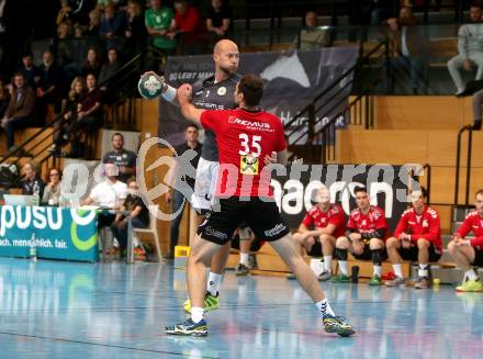 Handball Bundesliga. Schlafraum.at Kaernten gegen HSG Remus Baernbach/Koeflach. Leopold Wagner,  (Schlafraum.at),  Milos Djurdjevic (Baernbach/Koeflach). Klagenfurt, am 3.11.2018.
Foto: Kuess
---
pressefotos, pressefotografie, kuess, qs, qspictures, sport, bild, bilder, bilddatenbank