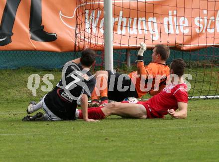 Fussball. Kaerntner Liga. Gmuend gegen Ferlach Atus. Marco Moser  (Gmuend), Patrick Christian Boeck, Martin Posratschnig (Ferlach). Gmuend, 3.11.2018.
Foto: Kuess   
---
pressefotos, pressefotografie, kuess, qs, qspictures, sport, bild, bilder, bilddatenbank