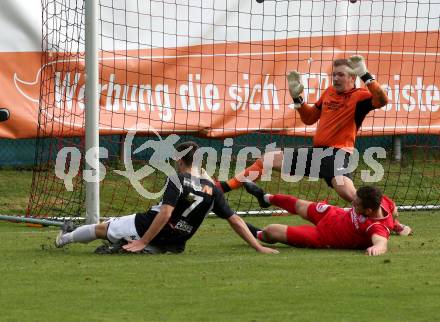 Fussball. Kaerntner Liga. Gmuend gegen Ferlach Atus. Marco Moser  (Gmuend), Patrick Christian Boeck, Martin Posratschnig (Ferlach). Gmuend, 3.11.2018.
Foto: Kuess   
---
pressefotos, pressefotografie, kuess, qs, qspictures, sport, bild, bilder, bilddatenbank