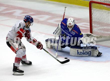 EBEL. Eishockey Bundesliga. EC VSV gegen HC TWK Innsbruck. Dan Bakala,  (VSV), Tyler Spurgeon (Innsbruck). Villach, am 4.11.2018.
Foto: Kuess 


---
pressefotos, pressefotografie, kuess, qs, qspictures, sport, bild, bilder, bilddatenbank
