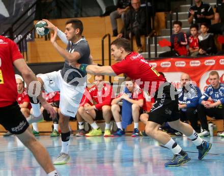 Handball Bundesliga. Schlafraum.at Kaernten gegen HSG Remus Baernbach/Koeflach. Marko Marojevic, (Schlafraum.at),  Filip Bonic  (Baernbach/Koeflach). Klagenfurt, am 3.11.2018.
Foto: Kuess
---
pressefotos, pressefotografie, kuess, qs, qspictures, sport, bild, bilder, bilddatenbank