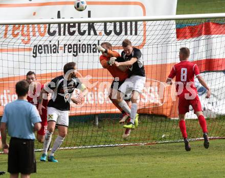 Fussball. Kaerntner Liga. Gmuend gegen Ferlach Atus. Niklas Hinteregger (Gmuend), Patrick Christian Boeck (Ferlach). Gmuend, 3.11.2018.
Foto: Kuess   
---
pressefotos, pressefotografie, kuess, qs, qspictures, sport, bild, bilder, bilddatenbank