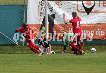 Fussball. Kaerntner Liga. Gmuend gegen Ferlach Atus.  Torjubel Jakob Orgonyi, Erwin Bajric (Ferlach). Gmuend, 3.11.2018.
Foto: Kuess   
---
pressefotos, pressefotografie, kuess, qs, qspictures, sport, bild, bilder, bilddatenbank
