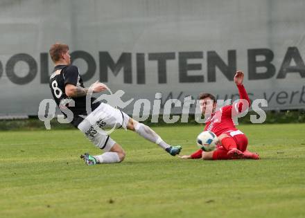 Fussball. Kaerntner Liga. Gmuend gegen Ferlach Atus. Domenik Steiner (Gmuend), Hannes Esterle (Ferlach). Gmuend, 3.11.2018.
Foto: Kuess   
---
pressefotos, pressefotografie, kuess, qs, qspictures, sport, bild, bilder, bilddatenbank