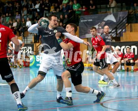 Handball Bundesliga. Schlafraum.at Kaernten gegen HSG Remus Baernbach/Koeflach. Patrick Jochum,  (Schlafraum.at),  Filip Bonic (Baernbach/Koeflach). Klagenfurt, am 3.11.2018.
Foto: Kuess
---
pressefotos, pressefotografie, kuess, qs, qspictures, sport, bild, bilder, bilddatenbank