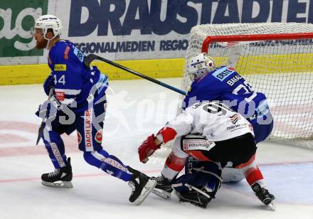 EBEL. Eishockey Bundesliga. EC VSV gegen HC TWK Innsbruck. Jamie Fraser, Dan Bakala, (VSV), Mario Lamoureux  (Innsbruck). Villach, am 4.11.2018.
Foto: Kuess 


---
pressefotos, pressefotografie, kuess, qs, qspictures, sport, bild, bilder, bilddatenbank