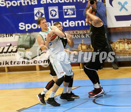 Basketball 2. Bundesliga. Grunddurchgang 4. Runde. KOS Celovec gegen  Basket Flames. Lovro Fizuleto  (KOS), Dragisa Najdanovic,  Fuad Memcic (Basket Flames). Klagenfurt, am 4.11.2018.
Foto: Kuess
---
pressefotos, pressefotografie, kuess, qs, qspictures, sport, bild, bilder, bilddatenbank