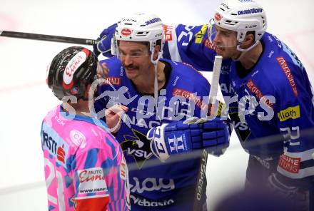 EBEL. Eishockey Bundesliga. EC VSV gegen HC TWK Innsbruck. Schiedsrichter, Nikolas Petrik, Bernd Wolf (VSV). Villach, am 4.11.2018.
Foto: Kuess 


---
pressefotos, pressefotografie, kuess, qs, qspictures, sport, bild, bilder, bilddatenbank