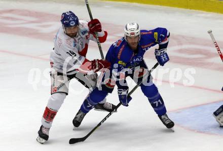 EBEL. Eishockey Bundesliga. EC VSV gegen HC TWK Innsbruck. Jason Desantis,  (VSV), Tyler Spurgeon (Innsbruck). Villach, am 4.11.2018.
Foto: Kuess 


---
pressefotos, pressefotografie, kuess, qs, qspictures, sport, bild, bilder, bilddatenbank