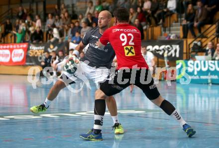 Handball Bundesliga. Schlafraum.at Kaernten gegen HSG Remus Baernbach/Koeflach. Leopold Wagner,  (Schlafraum.at),  Jadranko Stojanovic (Baernbach/Koeflach). Klagenfurt, am 3.11.2018.
Foto: Kuess
---
pressefotos, pressefotografie, kuess, qs, qspictures, sport, bild, bilder, bilddatenbank