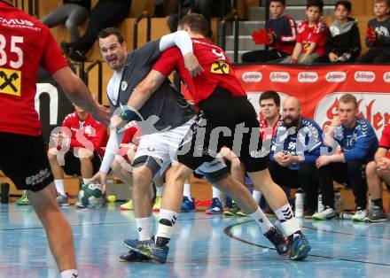 Handball Bundesliga. Schlafraum.at Kaernten gegen HSG Remus Baernbach/Koeflach. Patrick Jochum, (Schlafraum.at),  Filip Bonic  (Baernbach/Koeflach). Klagenfurt, am 3.11.2018.
Foto: Kuess
---
pressefotos, pressefotografie, kuess, qs, qspictures, sport, bild, bilder, bilddatenbank