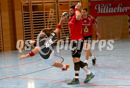 Handball Bundesliga. Schlafraum.at Kaernten gegen HSG Remus Baernbach/Koeflach. Maximilian Wagner,  (Schlafraum.at),  Jadranko Stojanovic (Baernbach/Koeflach). Klagenfurt, am 3.11.2018.
Foto: Kuess
---
pressefotos, pressefotografie, kuess, qs, qspictures, sport, bild, bilder, bilddatenbank