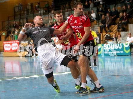 Handball Bundesliga. Schlafraum.at Kaernten gegen HSG Remus Baernbach/Koeflach. Leopold Wagner,  (Schlafraum.at),  Milos Djurdjevic (Baernbach/Koeflach). Klagenfurt, am 3.11.2018.
Foto: Kuess
---
pressefotos, pressefotografie, kuess, qs, qspictures, sport, bild, bilder, bilddatenbank