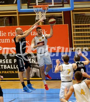 Basketball 2. Bundesliga. Grunddurchgang 6. Runde. Woerthersee Piraten gegen Jennersdorf Blackbirds.  Sirnik Matic (Woerthersee Piraten),  Marco Moric  (Jennersdorf). Klagenfurt, am 10.11.2018.
Foto: Kuess
---
pressefotos, pressefotografie, kuess, qs, qspictures, sport, bild, bilder, bilddatenbank