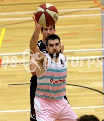 Basketball 2. Bundesliga. Grunddurchgang 6. Runde. Raiders Villach gegen BK Mattersburg Rocks.  Antonio Boban (Villach), Marko Soldo (Mattersburg). Klagenfurt, am 10.11.2018.
Foto: Kuess
---
pressefotos, pressefotografie, kuess, qs, qspictures, sport, bild, bilder, bilddatenbank