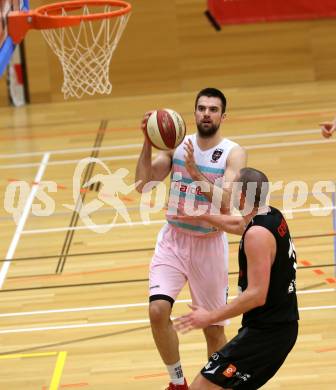 Basketball 2. Bundesliga. Grunddurchgang 6. Runde. Raiders Villach gegen BK Mattersburg Rocks.  Antonio Boban (Villach), Corey Hallett (Mattersburg). Klagenfurt, am 10.11.2018.
Foto: Kuess
---
pressefotos, pressefotografie, kuess, qs, qspictures, sport, bild, bilder, bilddatenbank