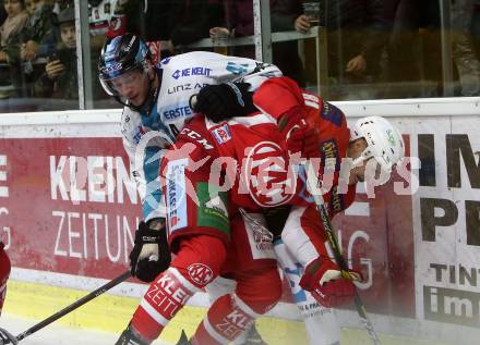 EBEL. Eishockey Bundesliga. KAC gegen EHC Liwest Black Wings Linz. Marco Richter,  (KAC), Mario Altmann (Linz). Klagenfurt, am 13.11.2018.
Foto: Kuess

---
pressefotos, pressefotografie, kuess, qs, qspictures, sport, bild, bilder, bilddatenbank