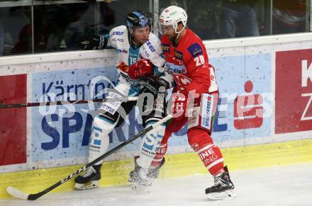 EBEL. Eishockey Bundesliga. KAC gegen EHC Liwest Black Wings Linz. Martin Schumnig,  (KAC), Michael Davies (Linz). Klagenfurt, am 13.11.2018.
Foto: Kuess

---
pressefotos, pressefotografie, kuess, qs, qspictures, sport, bild, bilder, bilddatenbank