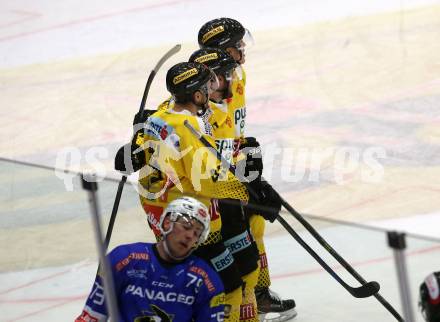 EBEL. Eishockey Bundesliga. EC VSV gegen Vienna Capitals. Torjubel  Vause Taylor, Wall Alex (Vienna Capitals). Villach, am 16.11.2018.
Foto: Kuess 


---
pressefotos, pressefotografie, kuess, qs, qspictures, sport, bild, bilder, bilddatenbank