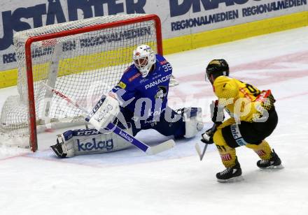 EBEL. Eishockey Bundesliga. EC VSV gegen Vienna Capitals. 	Bakala Dan (VSV), Vause Taylor (Vienna Capitals). Villach, am 16.11.2018.
Foto: Kuess 


---
pressefotos, pressefotografie, kuess, qs, qspictures, sport, bild, bilder, bilddatenbank