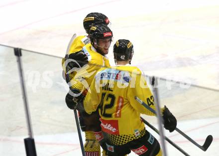 EBEL. Eishockey Bundesliga. EC VSV gegen Vienna Capitals. Torjubel  Vause Taylor, Wall Alex (Vienna Capitals). Villach, am 16.11.2018.
Foto: Kuess 


---
pressefotos, pressefotografie, kuess, qs, qspictures, sport, bild, bilder, bilddatenbank