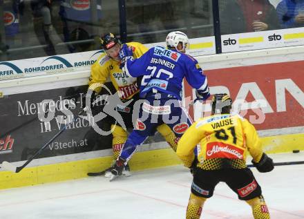 EBEL. Eishockey Bundesliga. EC VSV gegen Vienna Capitals. 	Brunner Nico (VSV), Romig Emilio (Vienna Capitals). Villach, am 16.11.2018.
Foto: Kuess 


---
pressefotos, pressefotografie, kuess, qs, qspictures, sport, bild, bilder, bilddatenbank