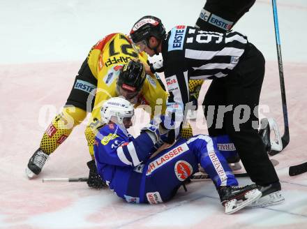 EBEL. Eishockey Bundesliga. EC VSV gegen Vienna Capitals. 	Sharp MacGregor (VSV), Holzapfel Riley (Vienna Capitals). Villach, am 16.11.2018.
Foto: Kuess 


---
pressefotos, pressefotografie, kuess, qs, qspictures, sport, bild, bilder, bilddatenbank