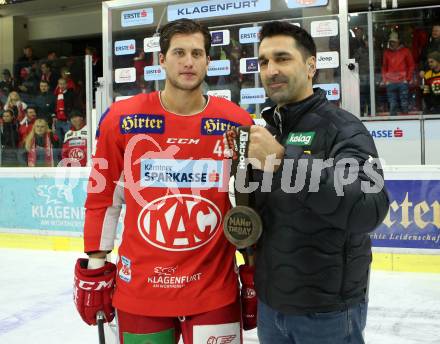 EBEL. Eishockey Bundesliga. KAC gegen VSV. Adam Comrie, Gert Prohaska (Servus TV), mit der Auszeichnnung Man of the day. (KAC). Klagenfurt, am 13.11.2018.
Foto: Kuess

---
pressefotos, pressefotografie, kuess, qs, qspictures, sport, bild, bilder, bilddatenbank