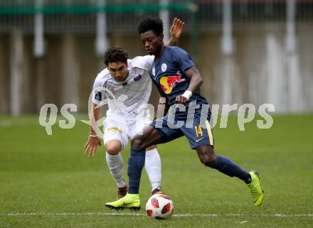 Fussball 2. Liga. SK Austria Klagenfurt gegen FC Liefering. Maximiliano Moreira Romero,  (Austria Klagenfurt), Gideon Mensah (FC Liefering). Klagenfurt, 24.11.2018.
Foto: Kuess
---
pressefotos, pressefotografie, kuess, qs, qspictures, sport, bild, bilder, bilddatenbank