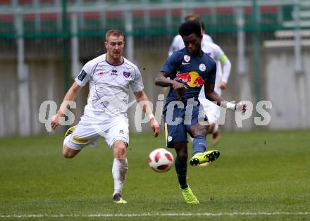 Fussball 2. Liga. SK Austria Klagenfurt gegen FC Liefering. Markus Rusek,  (Austria Klagenfurt), Gideon Mensah (FC Liefering). Klagenfurt, 24.11.2018.
Foto: Kuess
---
pressefotos, pressefotografie, kuess, qs, qspictures, sport, bild, bilder, bilddatenbank