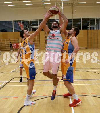 Basketball 2. Bundesliga. Grunddurchgang 8. Runde. Raiders Villach gegen BBU Salzburg. Marin Sliskovic,   (Villach), Dusan Oluic, Mladen Perak (Salzburg). Klagenfurt, am 25.11.2018.
Foto: Kuess
---
pressefotos, pressefotografie, kuess, qs, qspictures, sport, bild, bilder, bilddatenbank