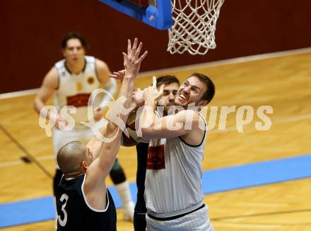 Basketball 2. Bundesliga. Grunddurchgang 8. Runde. Woerthersee Piraten gegen BBC Nord Dragonz Eisenstadt.  Maximilian Kunovjanek (Woerthersee Piraten), Attila Hegedues,  (BBC Nord Dragonz). Klagenfurt, am 24.11.2018.
Foto: Kuess
---
pressefotos, pressefotografie, kuess, qs, qspictures, sport, bild, bilder, bilddatenbank