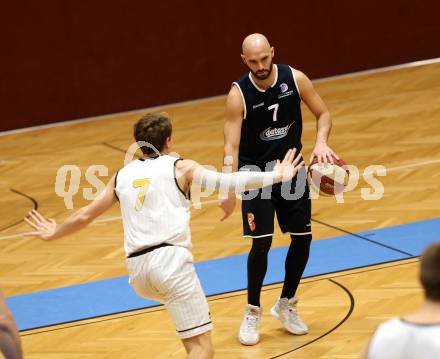 Basketball 2. Bundesliga. Grunddurchgang 8. Runde. Woerthersee Piraten gegen BBC Nord Dragonz Eisenstadt. Lukas Simoner  (Woerthersee Piraten), Tamas Markus (BBC Nord Dragonz). Klagenfurt, am 24.11.2018.
Foto: Kuess
---
pressefotos, pressefotografie, kuess, qs, qspictures, sport, bild, bilder, bilddatenbank