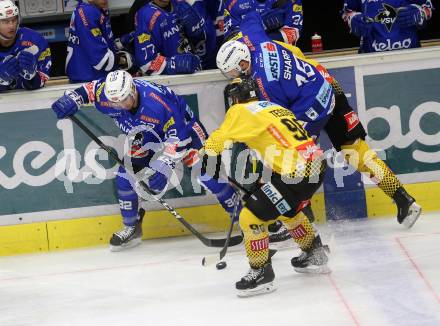 EBEL. Eishockey Bundesliga. EC VSV gegen Vienna Capitals.  Wolf Bernd, Sharp MacGregor,  (VSV), Tessier Kelsey (Vienna Capitals). Villach, am 2.12.2018.
Foto: Kuess 


---
pressefotos, pressefotografie, kuess, qs, qspictures, sport, bild, bilder, bilddatenbank