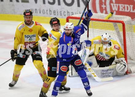 EBEL. Eishockey Bundesliga. EC VSV gegen Vienna Capitals.  	Sharp MacGregor (VSV), Vause Taylor (Vienna Capitals). Villach, am 2.12.2018.
Foto: Kuess 


---
pressefotos, pressefotografie, kuess, qs, qspictures, sport, bild, bilder, bilddatenbank