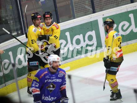 EBEL. Eishockey Bundesliga. EC VSV gegen Vienna Capitals.   Torjubel Holzapfel Riley, Vause Taylor, Rotter Rafael (Vienna Capitals). Villach, am 2.12.2018.
Foto: Kuess 


---
pressefotos, pressefotografie, kuess, qs, qspictures, sport, bild, bilder, bilddatenbank